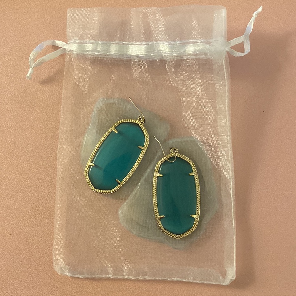 Kendra Scott Danielle Gold Statement Earrings in Emerald Cat’s Eye